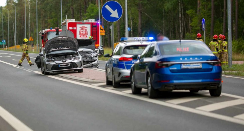 Wypadek na DK63. Trzy osoby zabrane do szpitala [foto]