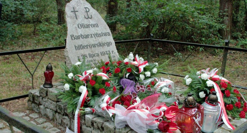 Pomnik na Pałatkach ponownie zniszczony! Tuż po uroczystościach [foto]