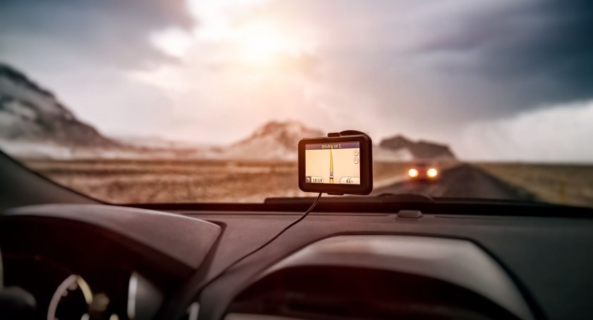 Jak działa system GPS w samochodach i jak może pomóc w organizacji transportu drogowego?