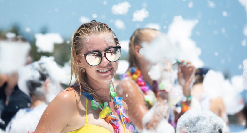 Hawajska potańcówka w Ciechanowcu. Będzie piana party i dobra muzyka