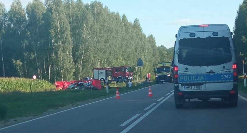 Tragiczny wypadek w regionie. Nie żyją cztery osoby, w tym dzieci [foto]