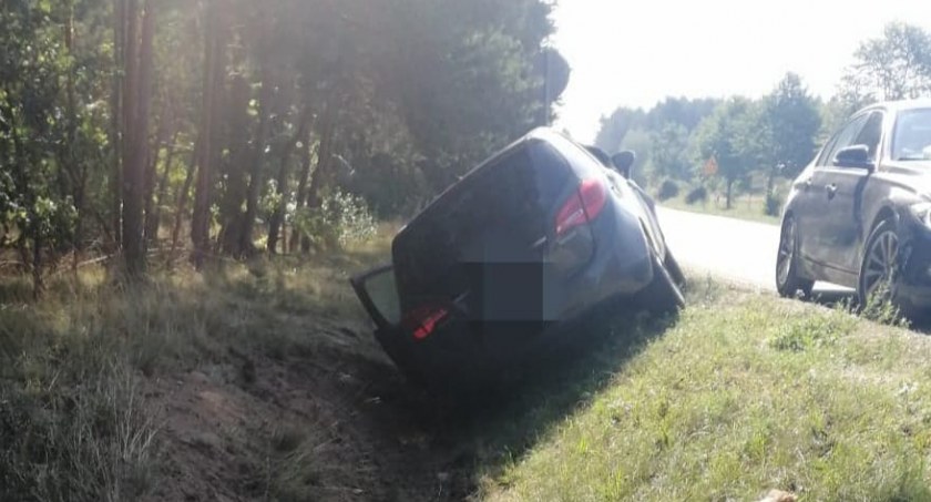 Na łuku wypadł z drogi i dachował [foto]