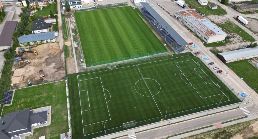 Sztuczna murawa już na stadionie w Wysokiem Mazowieckiem [FOTO + VIDEO]