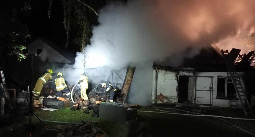 Pożar budynków gospodarczych w gm. Kulesze Kościelne. Trudna akcja wysokomazowieckich strażaków [FOTO]