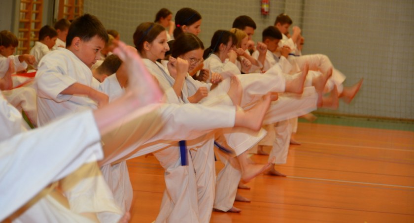 Obóz karate w Wysokiem Mazowieckiem. Sztuka walki, rozwój młodzieży i profilaktyka 