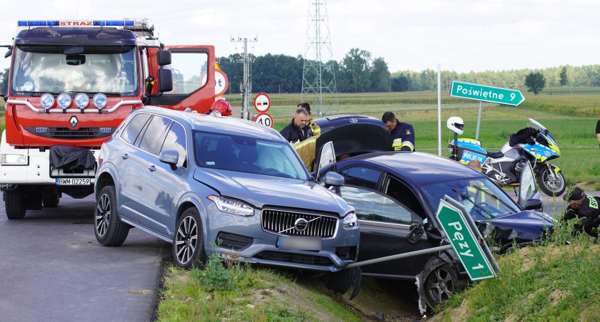 Wypadek w gminie Sokoły. Dwie osoby trafiły do szpitala [FOTO]