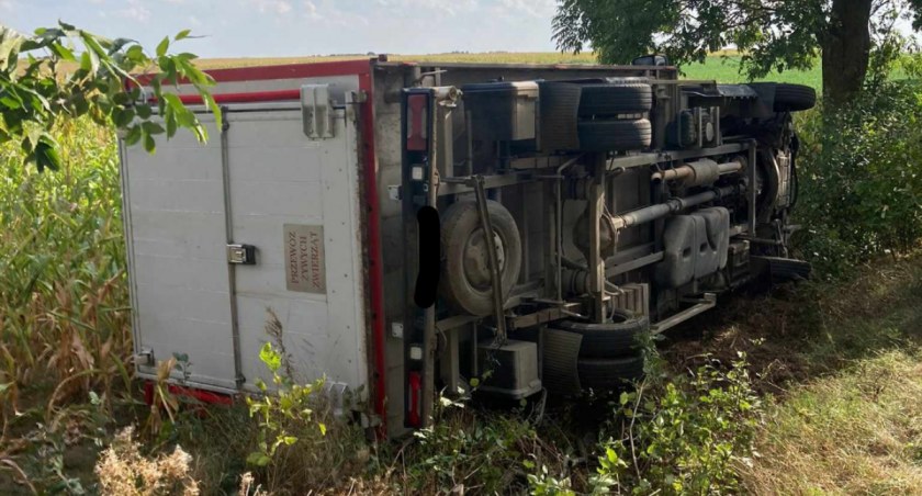 Wypadek na DK66 w gminie Szepietowo. Samochód ciężarowy leży na boku [FOTO + aktualizacja]