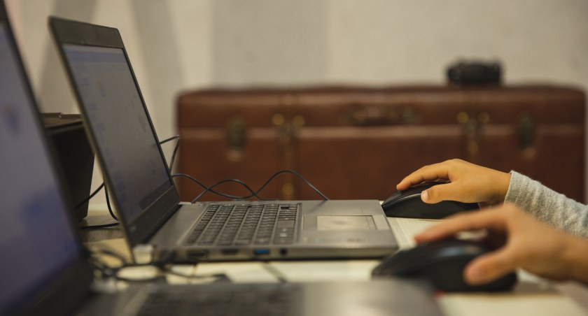 Osiem szkół z powiatu wysokomazowieckiego otrzyma nowe pracownie informatyczne [foto]