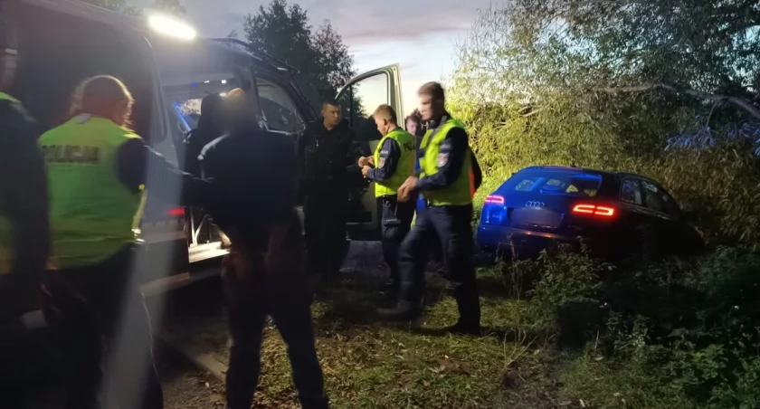 Policyjny pościg za audi. Kierowca próbował jeszcze dopić piwo