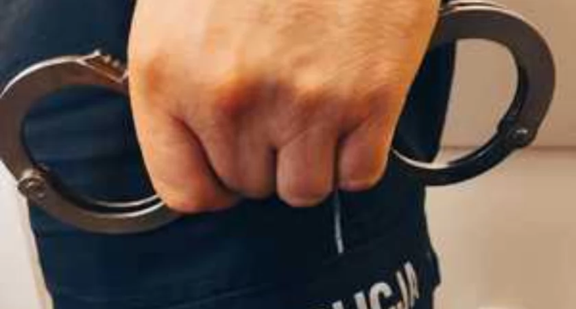 Był poszukiwany przez sąd. Wpadł, bo szedł złą stroną drogi