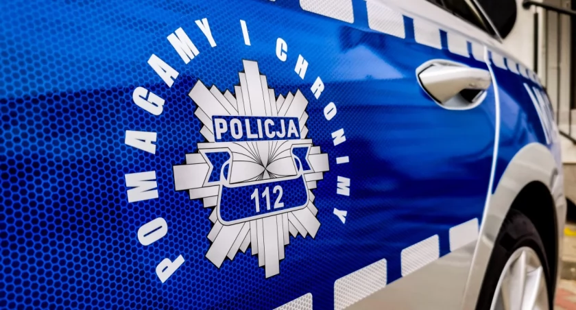 Policjanci uratowali mężczyznę przed wychłodzeniem