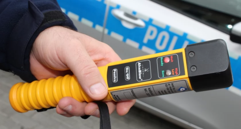 Sądowy zakaz i dwa promile. Nieodpowiedzialny kierowca wpadł w ręce policjantów 