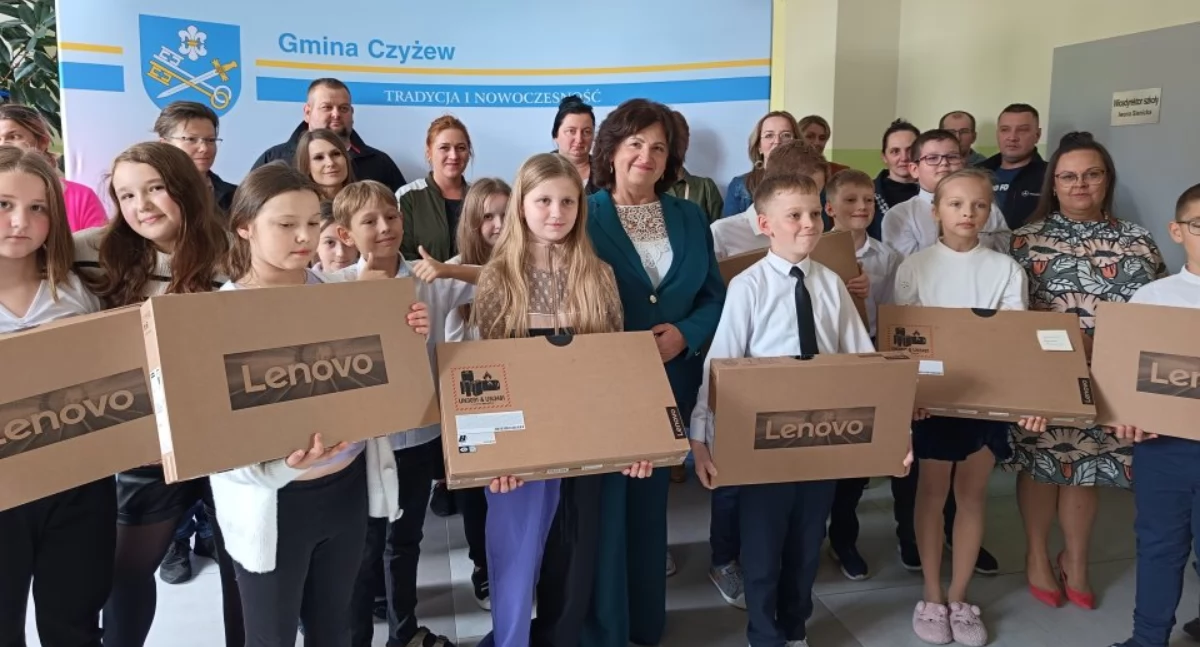Uczniowie z gminy Czyżew odebrali laptopy [foto]