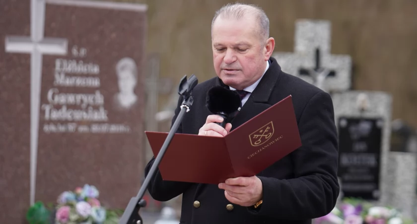 Radny pyta o zagraniczne wyjazdy burmistrza Ciechanowca i osobistego kierowcę