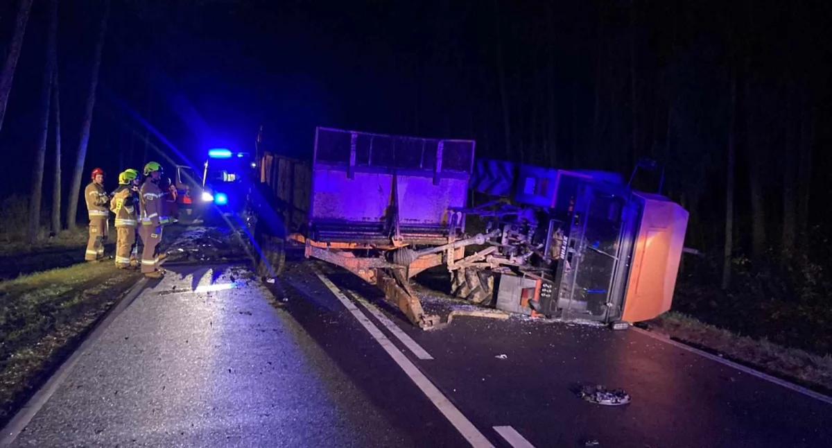 Śmiertelny wypadek na DK66. Samochód osobowy uderzył w ciągnik rolniczy [FOTO + aktualizacja]