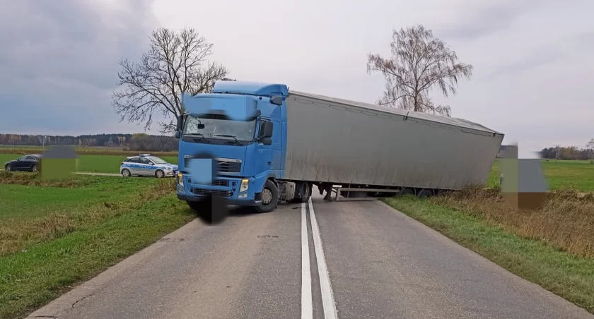 Ciężarówka z naczepą zablokowała drogę wojewódzką. Są objazdy [foto]