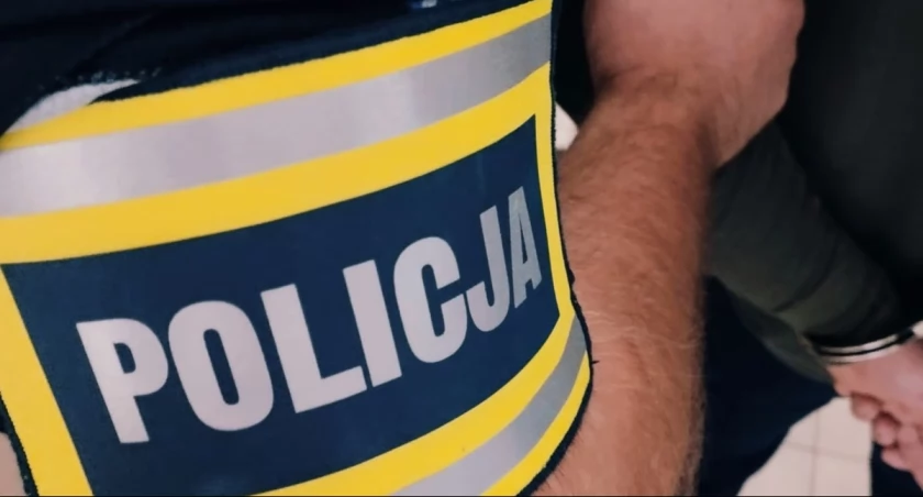 15 dni za prowadzenie pojazdu bez uprawnień. Policjanci zatrzymali poszukiwanego