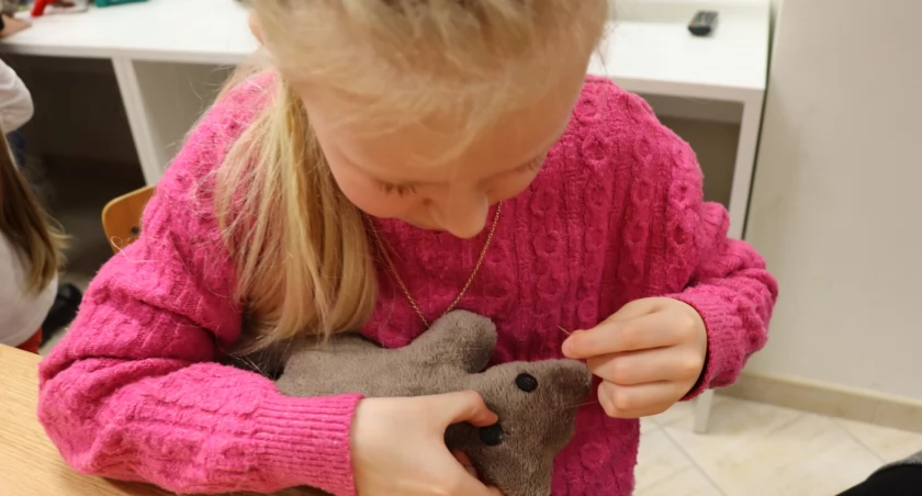 Kreatywne warsztaty w Pracowni Orange. Dzieci własnoręcznie wykonały pluszowe misie [foto]