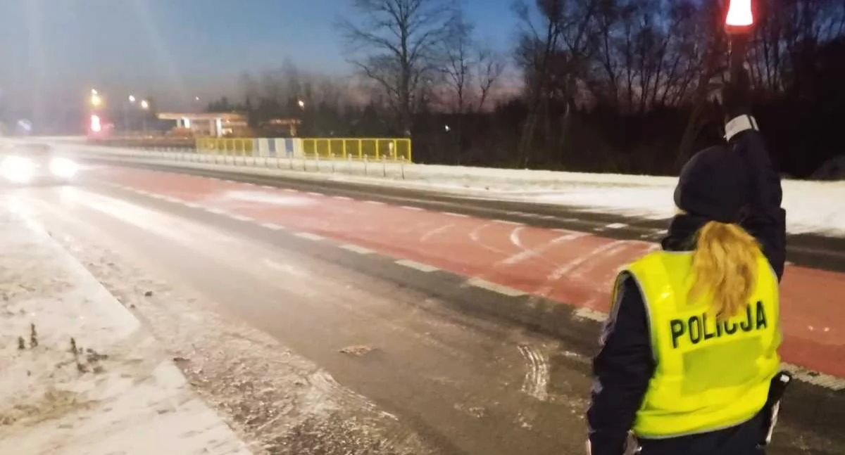 Ponad 100 km/h w terenie zabudowanym. Policjanci zatrzymali prawo jazdy 59-latkowi