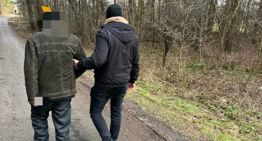 Sokoły: Nieprzytomny 84-latek na poboczu. Pomogli policjanci