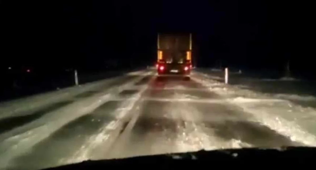 Trudne warunki na drogach. DK66 i DK63 zablokowane [FOTO + VIDEO]