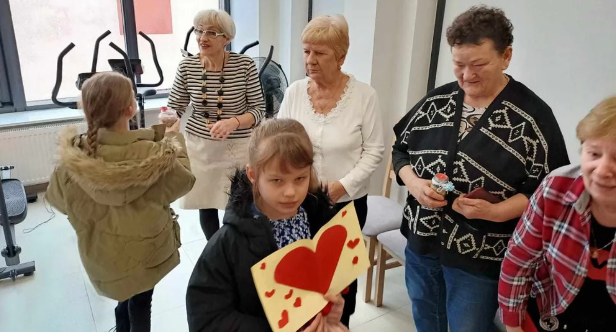 Wysokie Mazowieckie: Uczniowie SP2 z niespodzianką dla seniorów [foto]