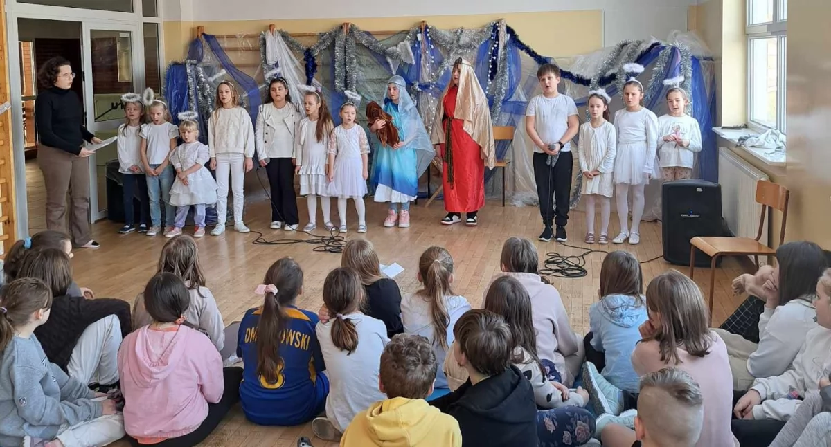 Koło teatralne z GOK-u w Czyżewie ze świątecznymi występami w szkołach
