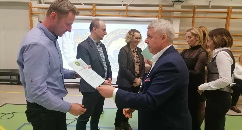 Wójt Gminy Nowe Piekuty wręczył stypendia wyróżniającym się uczniom [foto]