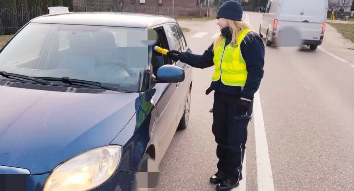 61-latka i 62-latek prowadzili po alkoholu. Stracili prawo jazdy