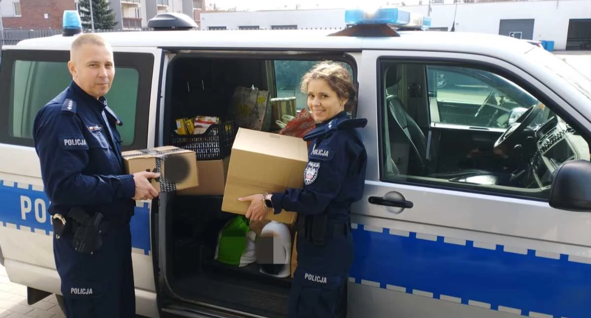 Przedszkolaki i policjanci w świątecznej akcji wspomogli podopiecznych schroniska 