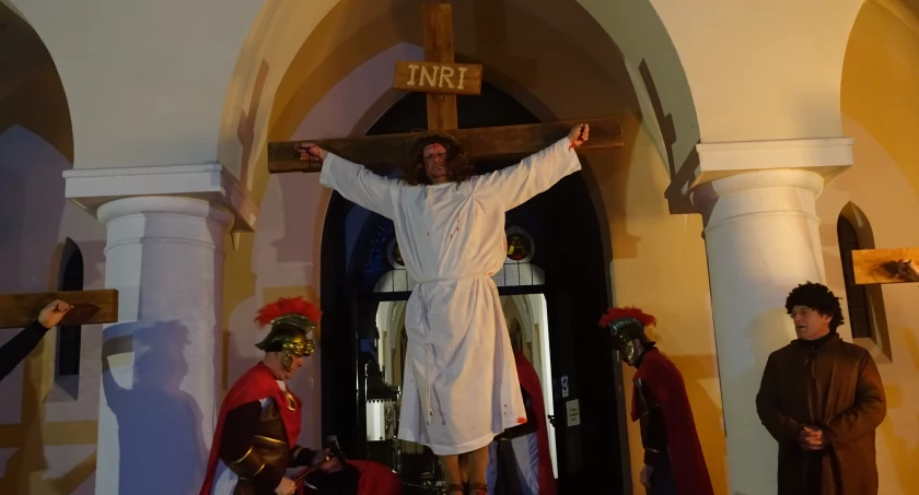 Wielki Piątek w Kuleszach Kościelnych - inscenizacja Drogi Krzyżowej [FOTO + VIDEO]