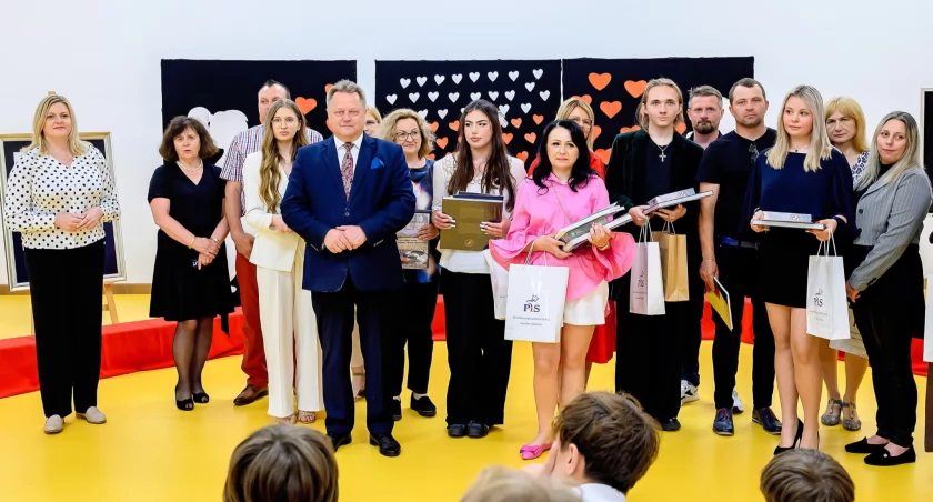 Sukces uczennic z naszego powiatu w wojewódzkim konkursie historyczno-literackim [foto]