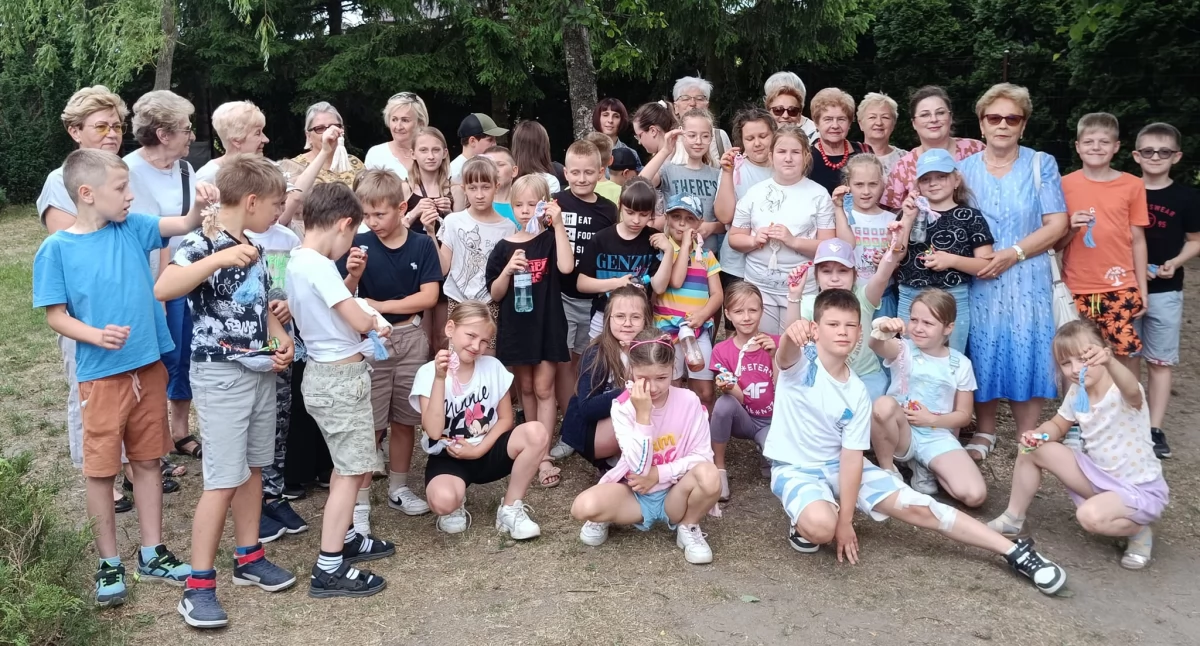 Seniorzy odwiedzili uczniów z okazji Dnia Dziecka [foto]