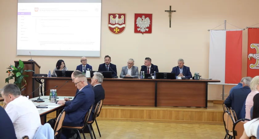 Sesja Rady Powiatu Wysokomazowieckiego. Wicewojewoda zarzucony pytaniami