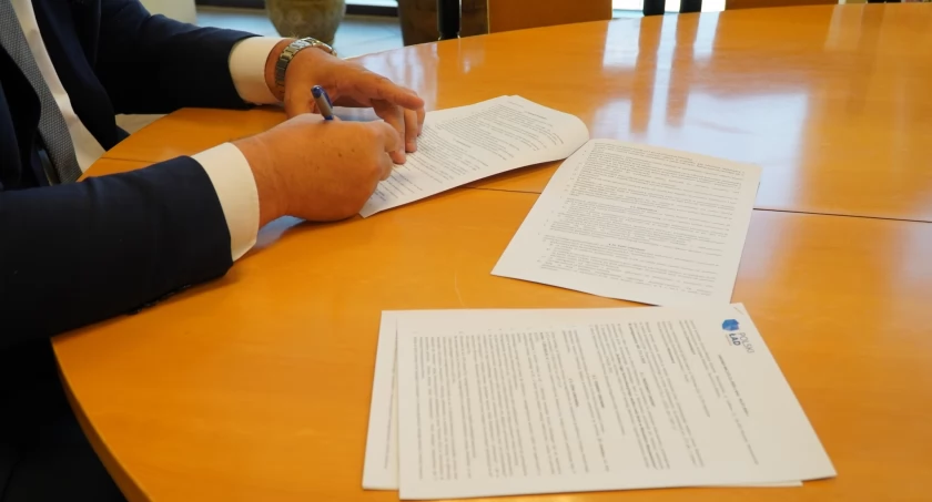 Burmistrz podpisał umowę na budowę nowego ciągu komunikacyjnego wzdłuż rzeki Brok