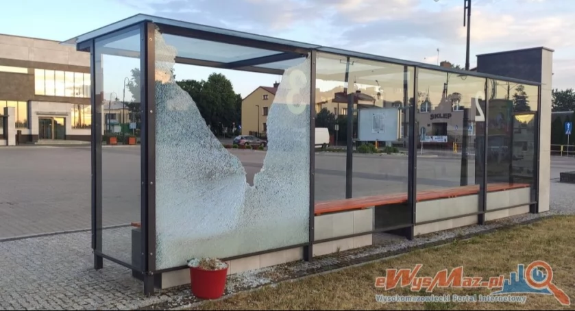 Nastolatek odpowie za zniszczenie wiaty przystankowej w Wysokiem Mazowieckiem 