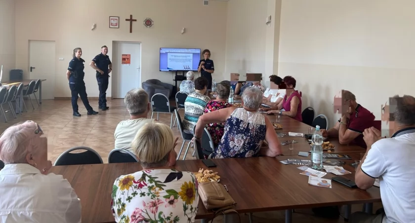 Policjanci spotkali się z seniorami w Kobylinie-Borzymach