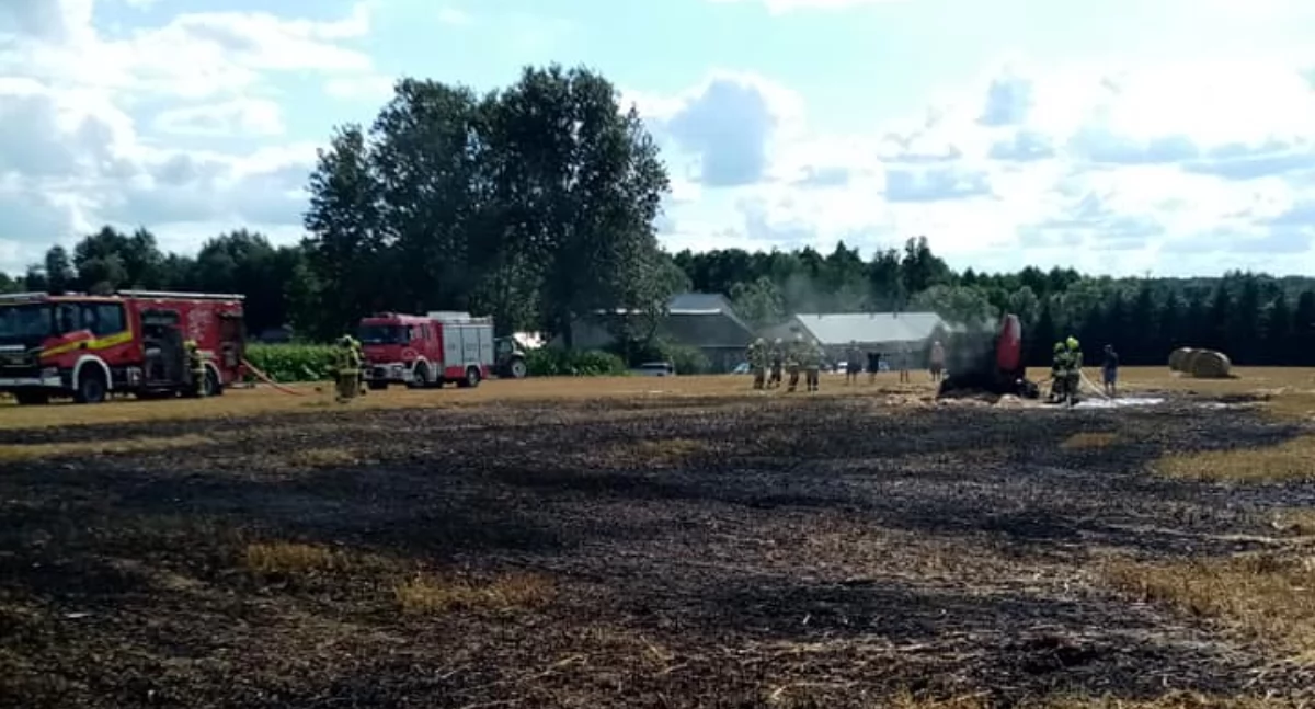 Pożar prasy belującej i słomy w gminie Czyżew [foto]