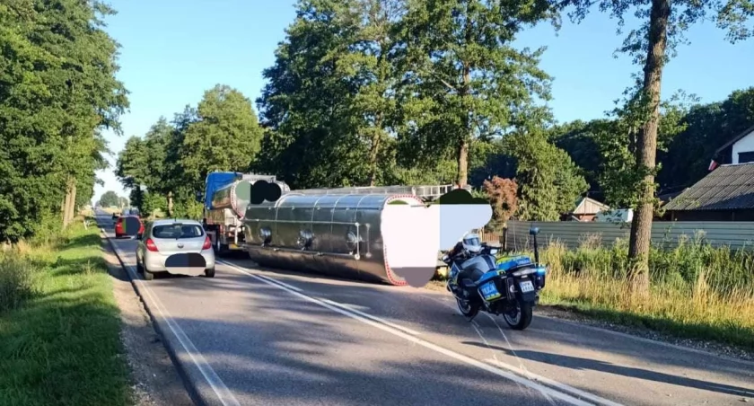Przewrócona ciężarówka na trasie Wysokie Mazowieckie - Zambrów [foto]