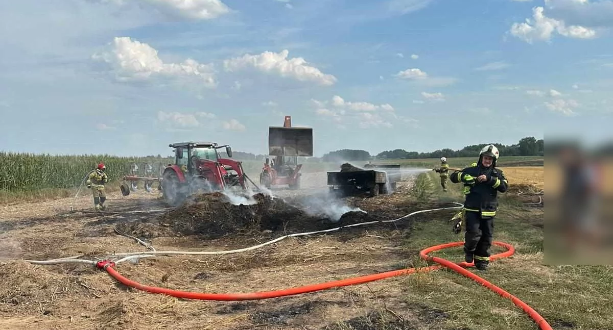 Paliły się przyczepy z belami słomy oraz rżysko. Kolejny pożar przy pracach polowych w gm. Czyżew [foto]
