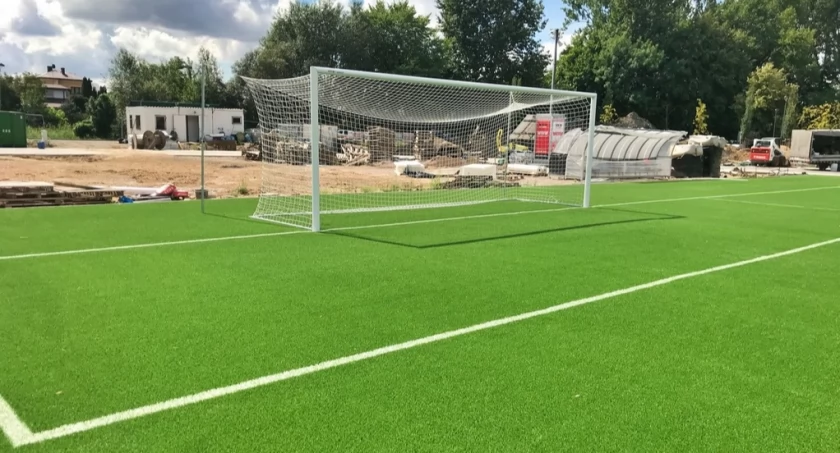 Murawa i bieżnia gotowe. Trwają prace przy przebudowie stadionu w Ciechanowcu [foto]