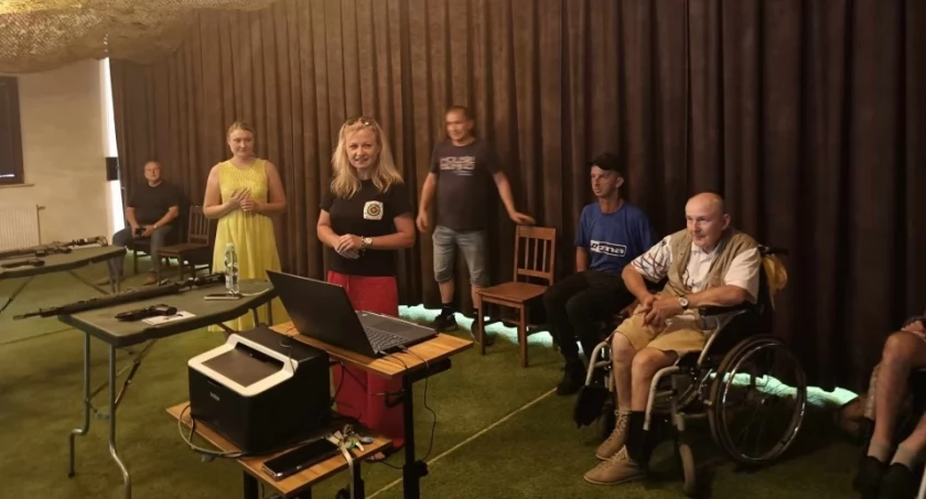 Pensjonariusze Środowiskowego Domu Samopomocy w Wylinach-Rusi odwiedzili wirtualną strzelnicę [foto]