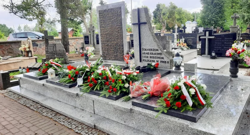 Ciechanowiec:  Mieszkańcy uczcili pamięć zamordowanych na Pałatkach [foto]