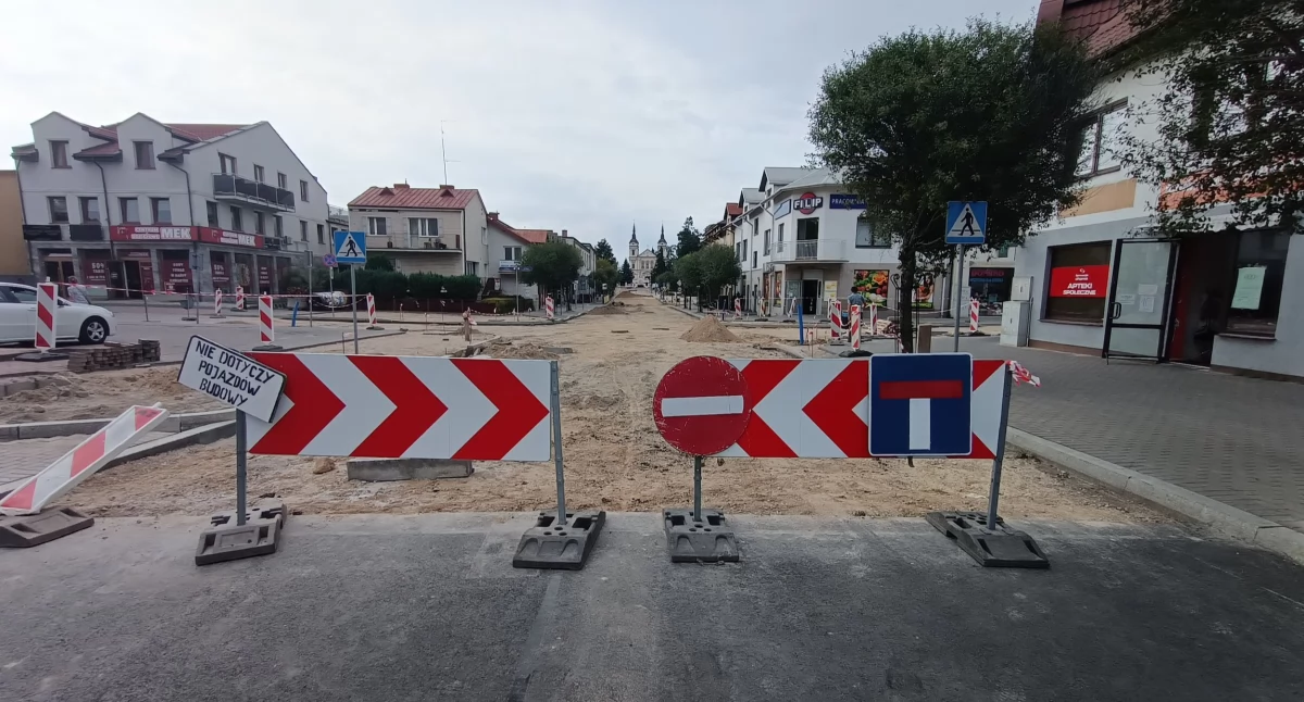 Intensywne prace drogowe w Wysokiem Mazowieckiem. Skrzyżowanie wyłączone z ruchu [FOTO]