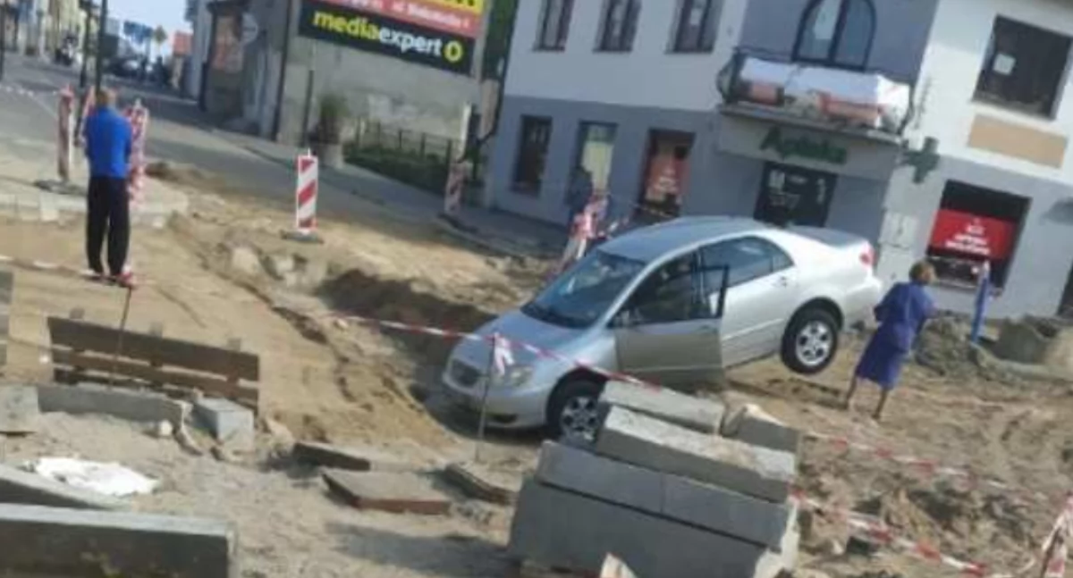 87-latka wjechała na plac budowy. Auto utknęło [FOTO]