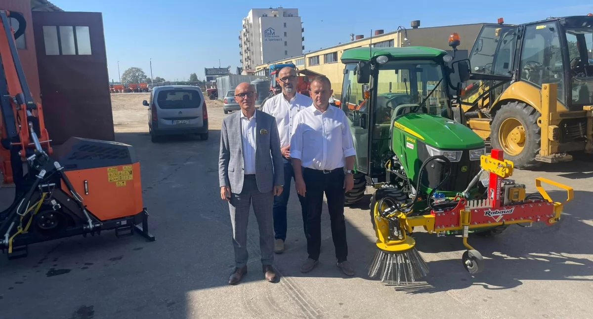 Nowy sprzęt trafił do Zarządu Dróg Powiatowych w Wysokiem Mazowieckiem [foto]