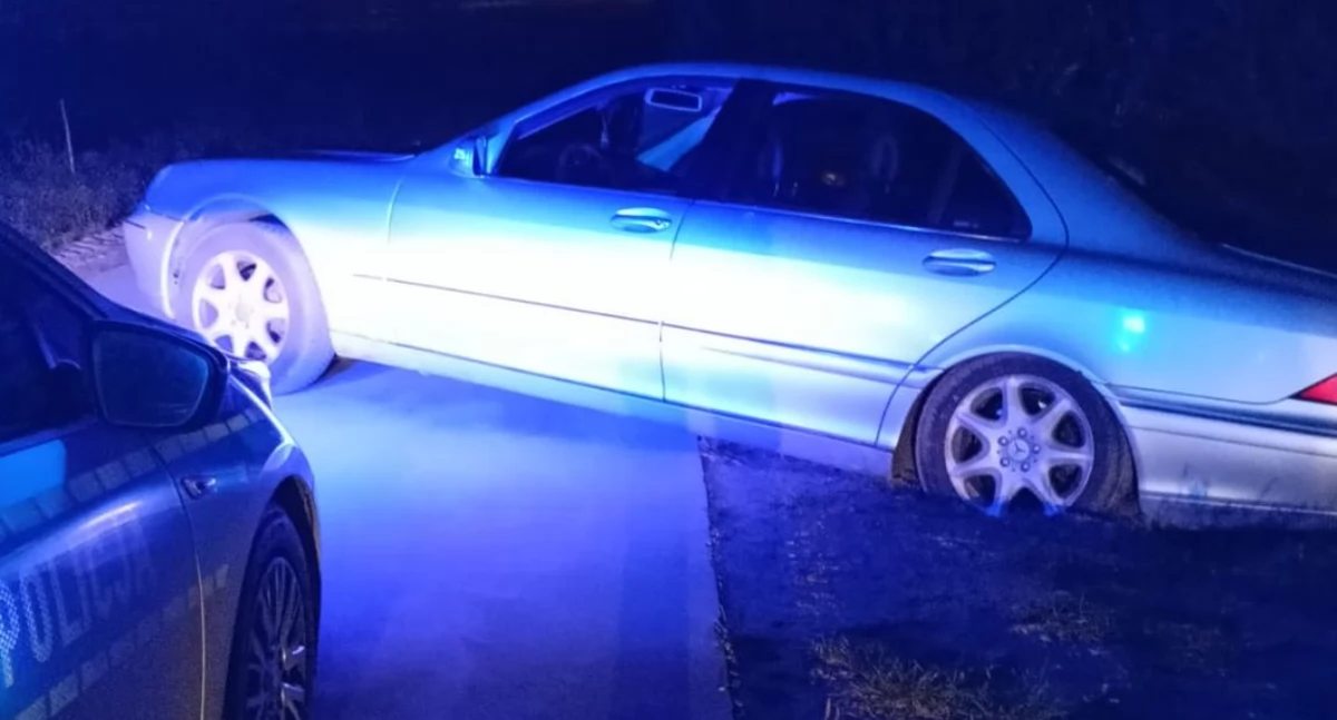 Pijany ojciec chciał pomóc nietrzeźwemu synowi wyciągnąć auto [foto]