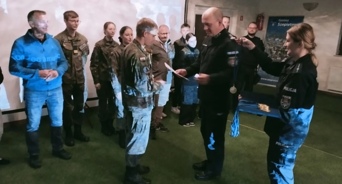 Klasa wojskowa z ZSOiZ w Ciechanowcu najlepsza podczas Turnieju o Puchar Komendanta Powiatowego Policji w Wysokiem Mazowieckiem [foto]
