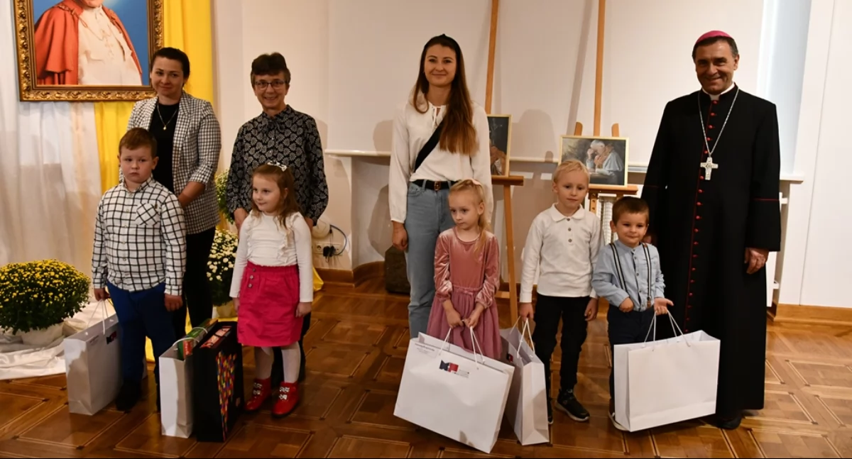 Sukcesy mieszkańców naszego powiatu w międzynarodowym konkursie „Święty Jan Paweł II w oczach dziecka” [foto]
