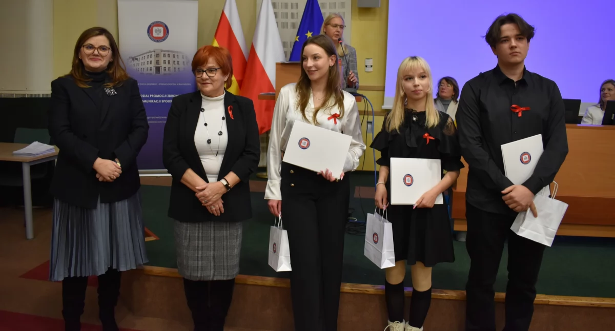 Dwoje uczniów z powiatu wysokomazowieckiego na podium Wojewódzkiej Olimpiady Wiedzy o HIV/AIDS 